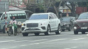 SUV siêu sang Bentley Bentayga V8 2022 giá khoảng 20 tỷ đồng “thả dáng” trên đường phố Hà Tĩnh