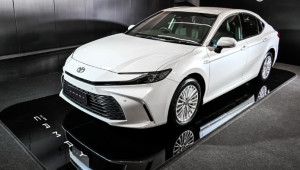 Toyota Camry HEV Premium Luxury 2025 giá 1,37 tỷ VNĐ tại Thái Lan