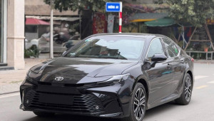 Toyota Camry được ưu đãi tới 100 triệu đồng, cạnh tranh trực tiếp Mazda6