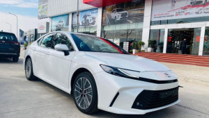 Cận cảnh Toyota Camry bản tiêu chuẩn 1,22 tỷ đồng vừa về đại lý