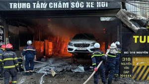 Hà Nội: Cháy gara ô tô khiến 9 xế sang bị thiêu rụi