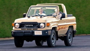 Toyota Land Cruiser 70 SWB lộ diện: Bản mui trần có thể gập kính chắn gió siêu độc lạ