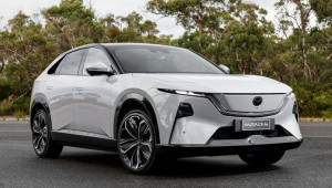 Mazda CX-6e chốt giá từ 964 triệu VNĐ tại Đông Nam Á: SUV điện có tầm hoạt động 555 km/sạc, màn hình 26,45 inch siêu rộng