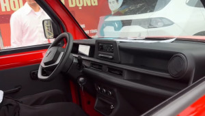 VinFast EC Van lộ diện rõ nét: Khoang lái tối giản, có kính chỉnh điện