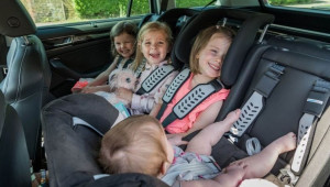 Người dân băn khoăn, lo lắng trước thời điểm áp dụng bắt buộc ghế an toàn cho trẻ em