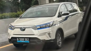 Toyota Innova EV lộ diện trên đường chạy thử, đe doạ 