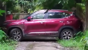 Tài xế Kia Seltos quyết định bỏ lại xe vì không thể quay đầu