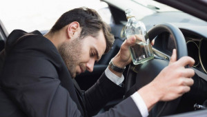 Thanh niên bị phạt hơn 93 triệu VNĐ vì lái xe di chuyển khoảng 1m, trong khi say rượu
