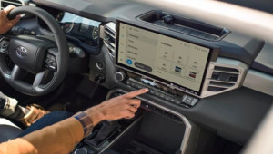 Màn hình cảm ứng trên ô tô: Tiện nghi nhưng tiềm ẩn rủi ro khó lường
