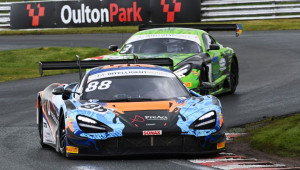 McLaren Artura GT4 chiếm trọn vinh quang trong ngày khai mạc giải Vô địch GT Anh Quốc