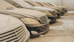 Loạt xe Mercedes-Benz, Maybach bị vứt bỏ, nằm phủ bụi giữa sa mạc
