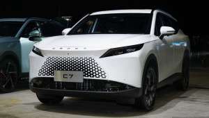 Omoda C7 HEV được bổ sung bản pin 5 kWh đột phá: Phát điện V2L, tầm vận hành chạm mốc 1.100 km