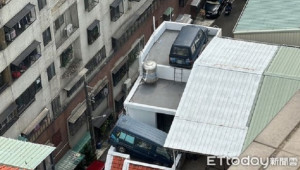 Bị phàn nàn vì lấn chiếm lòng đường, chủ xe cẩu luôn hai ô tô lên sân thượng đỗ