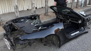 Porsche 911 mui trần đỗ trên đường bị kẻ trộm tháo trụi linh kiện, chỉ còn trơ khung sắt