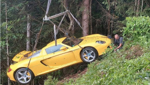 Siêu xe Porsche Carrera GT lao xuống vực, 2 người may mắn thoát nạn