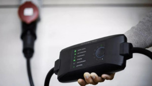 Mercedes giới thiệu bộ sạc xe di động siêu tiện dụng, giá chỉ hơn 22 triệu VNĐ