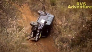 Suzuki Jimny lật ba vòng liên tiếp khi off-road: Xe giữ nguyên kết cấu, tài xế bình an vô sự