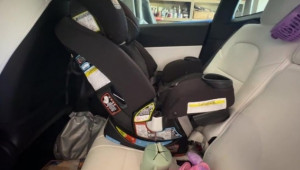 Em bé 20 tháng tuổi bị mắc kẹt bên trong xe Tesla vì xe hết pin