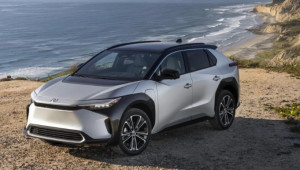 Toyota: Chuyển đổi sang sản xuất 100% xe điện chỉ khiến khách hàng giữ lại xe xăng cũ lâu hơn