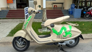 Cô gái Bến Tre tậu Vespa 946 Dragon bản giới hạn: Xe được gắn biển ngũ 8 cực 