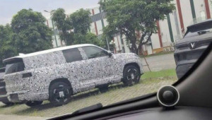 Mẫu SUV cỡ lớn xuất hiện tại nhà máy VinFast là xe mới hay là VF 9 thế hệ mới?