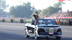 Xe điện Việt Nam nổi bật tại lễ diễu binh, diễu hành kỷ niệm Quốc khánh Lào