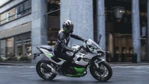 Kawasaki trình làng mẫu Ninja 7 Hybrid: Xe mô tô hybrid thương mại đầu tiên trên thế giới