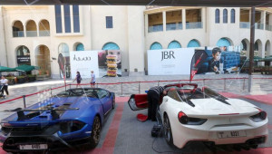 Xe sang mắc kẹt giữa biển vì 'điểm nghẽn' Hormuz