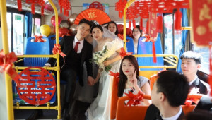 Rước dâu bằng xe buýt điện gây sốt cộng đồng mạng, hãng quyết định thành lập luôn tuyến xe cưới