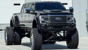 Cận cảnh 'quái thú' bán tải 11 chỗ ngồi, bình dầu đổ đầy hơn 700 lít