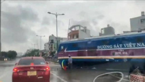 Đầu máy tàu hỏa đến mà gác chắn chưa hạ: Do nhân viên gác chắn chậm trễ
