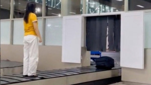 Đã xác minh danh tính và mời nữ hành khách đứng lên băng chuyền sân bay đến làm việc