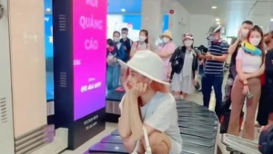 Đã xác minh được nữ hành khách ngồi lên băng chuyền, có thể xem xét cấm bay