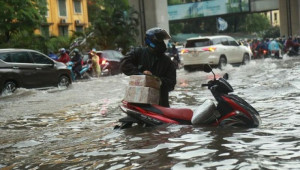 Hà Nội mênh mông nước do lượng mưa dồn dập kỷ lục ghi nhận trong vòng 36 năm