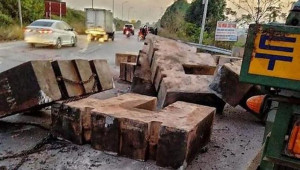 Xe đầu kéo đánh rơi khối bê tông làm người đi đường tử vong