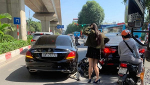 Hà Nội: Xe máy chuyển làn gây va chạm với Mercedes-Benz C200 của hoa hậu Phan Hoàng Thu