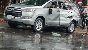 Đồng Nai: Va chạm với Toyota Innova, xe tải lật chắn ngang giữa đường