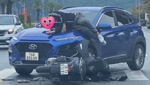 Quảng Ninh: Va chạm với Hyundai Kona, lái xe máy nằm im trên nóc capo