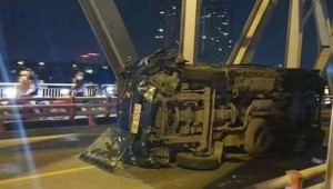 Nam thanh niên mất mạng khi phóng xe máy vào làn đường ô tô trên cầu Chương Dương