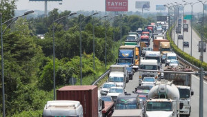 Sau ba ngày thu phí không dừng, cao tốc Long Thành-Dầu Giây ùn tắc kéo dài, lái xe chật vật mua vé giấy