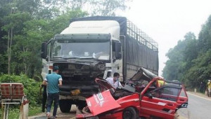 Xe con tông xe tải, 4 người trong gia đình gặp nạn trên đường đi du lịch