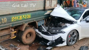 [VIDEO] Gia Lai: Kia K5 vừa ra biển đã nát đầu vì đâm vào đuôi xe tải đỗ ven đường