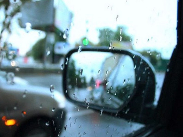 [ẢNH] Những mẹo nhỏ giúp khắc phục tình trạng mờ kính, nhòe gương ô tô khi mưa ẩm