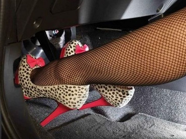 Có nên cấm phụ nữ lái ô tô khi đi giày cao gót?
