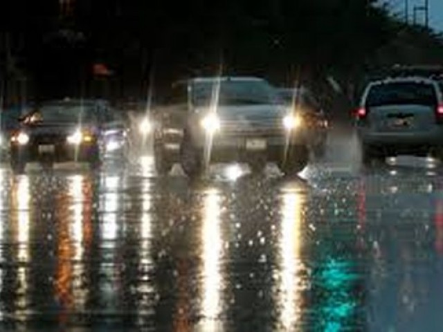 Kinh nghiệm lái xe an toàn khi trời mưa lớn