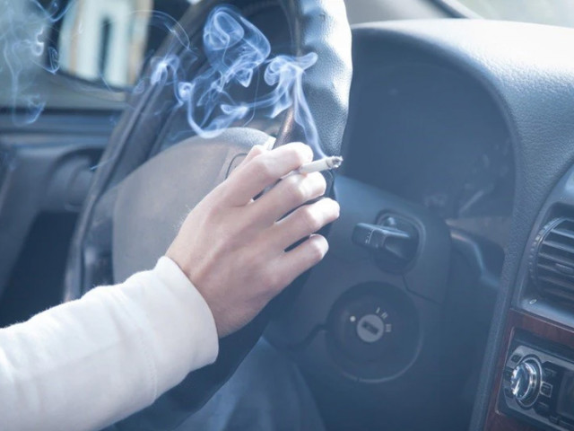 Hút thuốc trong xe có thể sẽ bị phạt từ 500 – 3.000 Euro