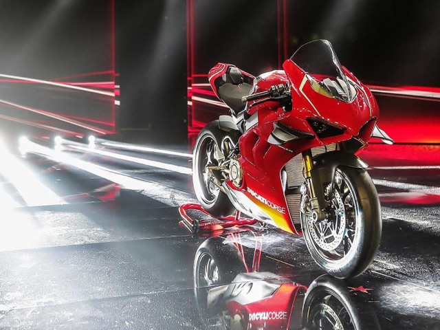 Chiếc mô tô Ducati Panigale V4 R đẳng cấp và sang trọng này không chỉ sở hữu vẻ ngoài cuốn hút mà còn là biểu tượng của sự mạnh mẽ và phóng khoáng. Hãy cùng khám phá thêm ở hình ảnh dưới đây.