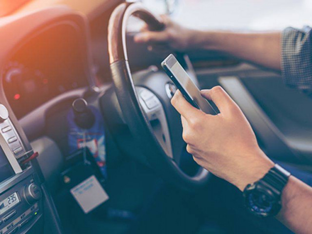 Từ 1/1/2020: Sử dụng điện thoại khi đang lái xe sẽ bị xử phạt đến 2 triệu đồng