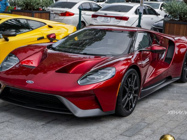Chiêm ngưỡng siêu phẩm Ford GT màu đỏ Liquid Red với một chi tiết cực lạ