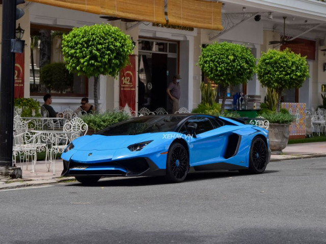 “Tóm gọn” hàng hiếm Lamborghini Aventador SV Coupe “dạo phố” Sài Gòn